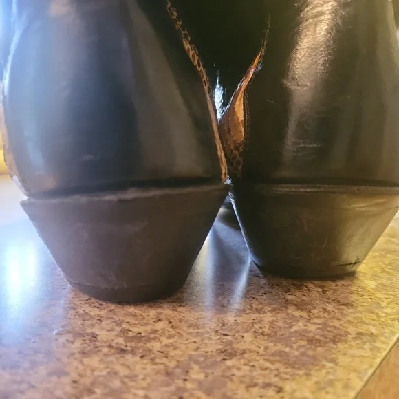 MEN SNAKE AND LEATHERBOOTS